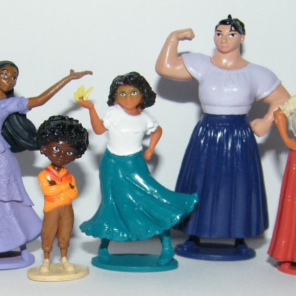 Encanto Movie Figure Set of 12 with 10 Figures and 2 Character Rings! - Picture 4 of 8